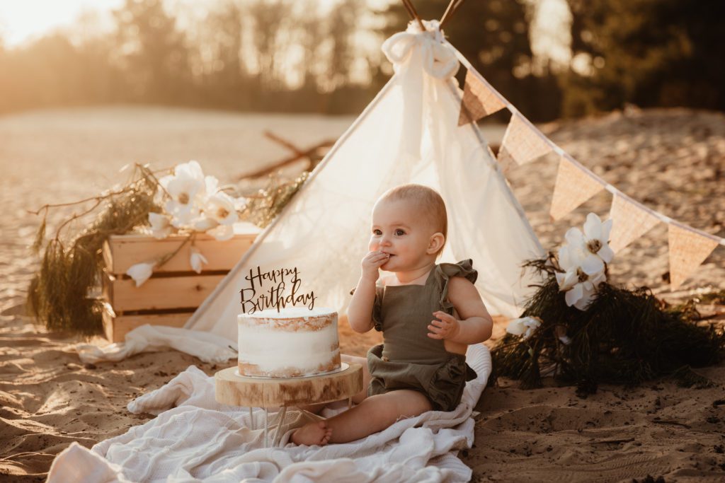 Cakesmash in het gouden uur op het strand